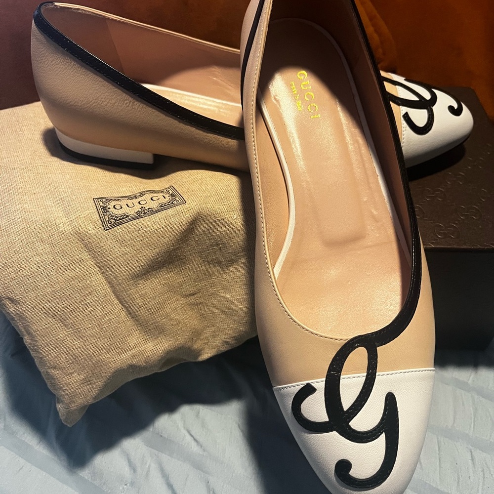 Gucci Beige and White Flats with Black Trim